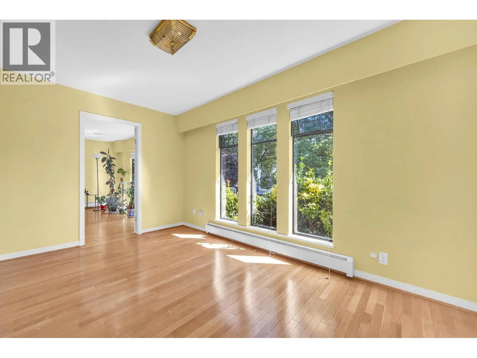 137 W WOODSTOCK AVENUE