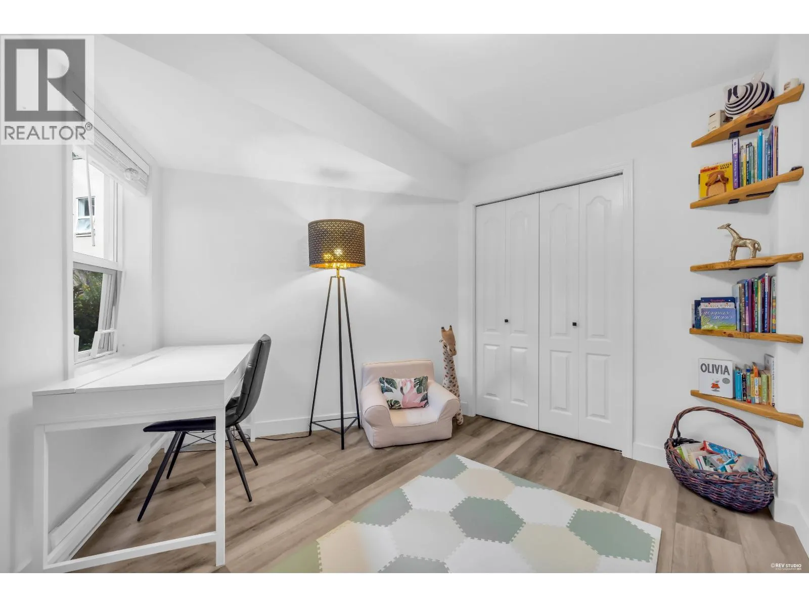 604 1500 OSTLER COURT
