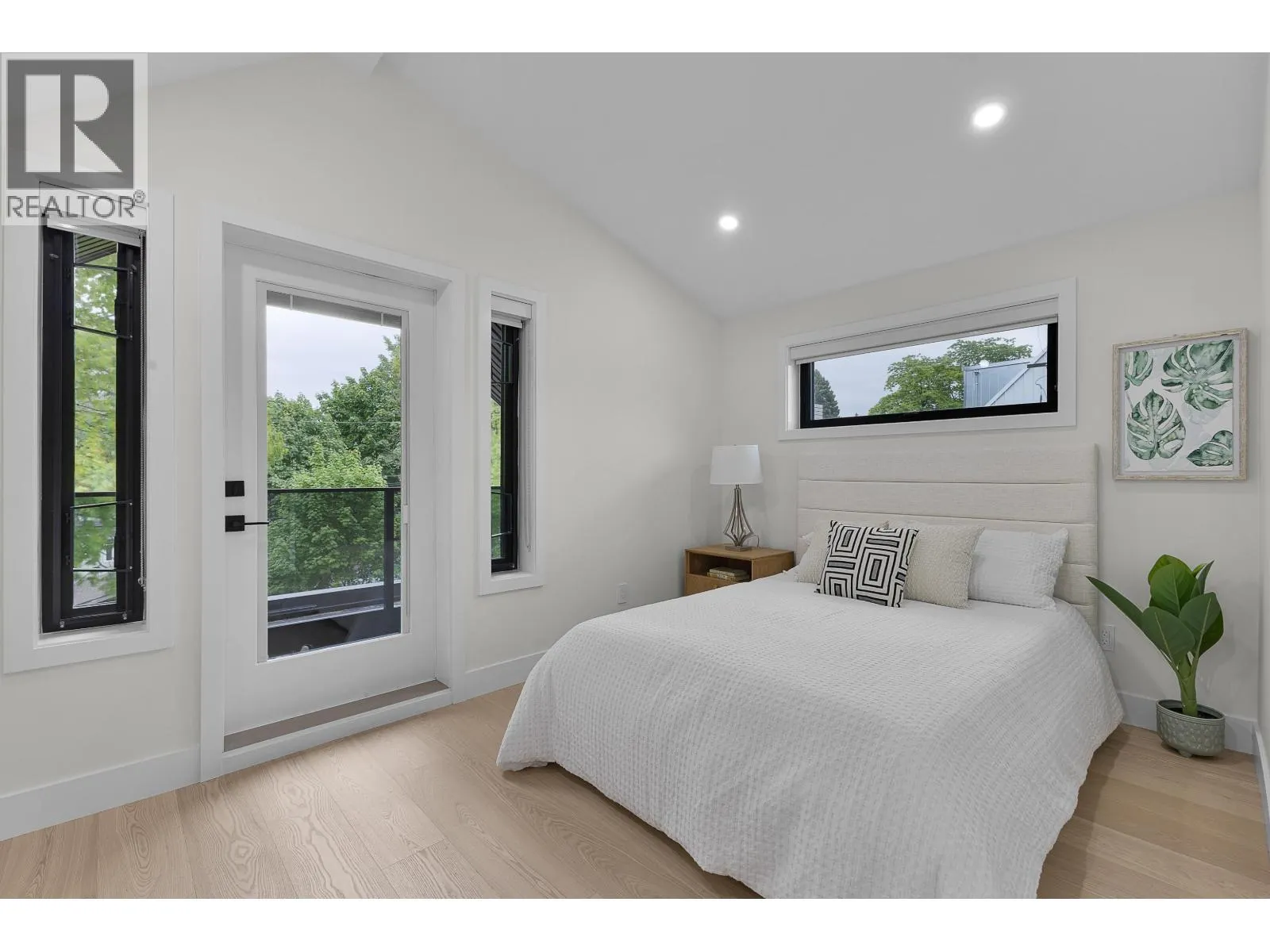 1 182 ONTARIO PLACE