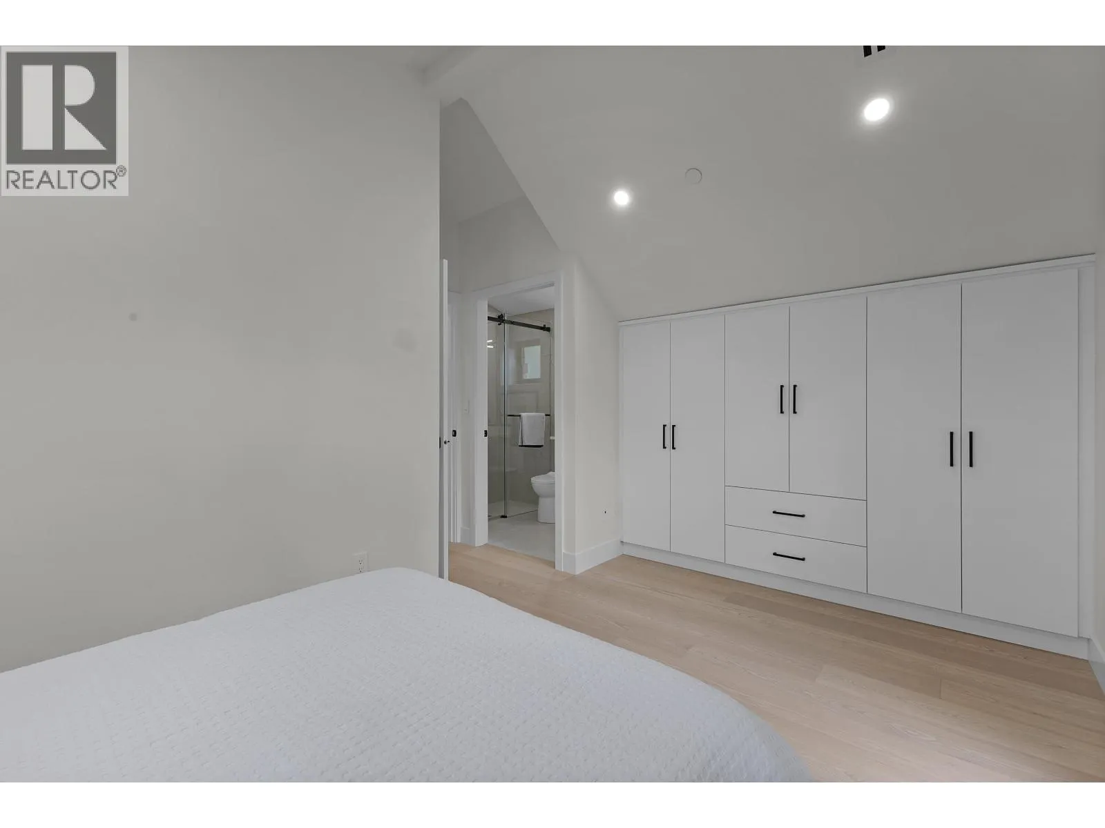 1 182 ONTARIO PLACE