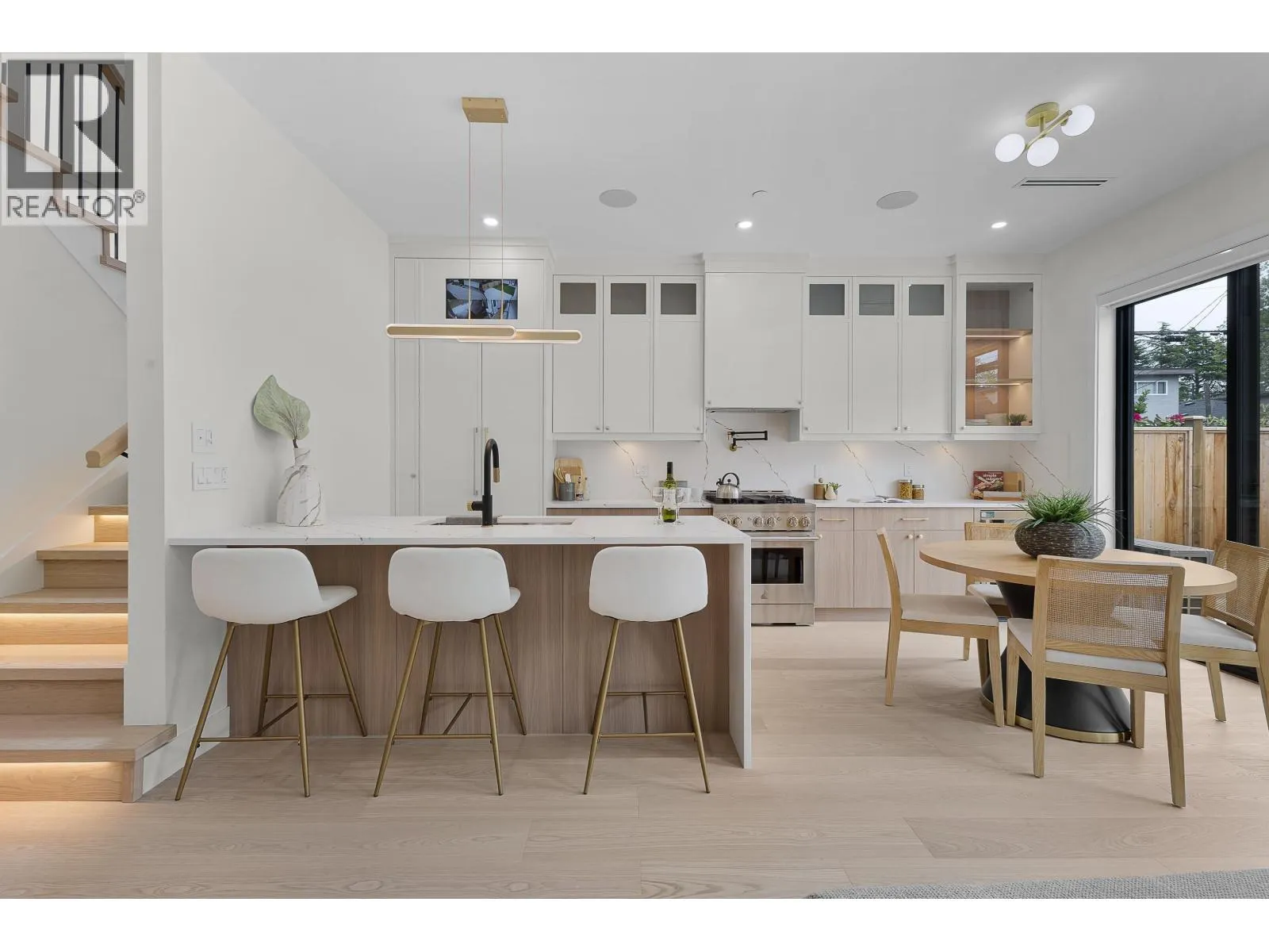 2 182 ONTARIO PLACE