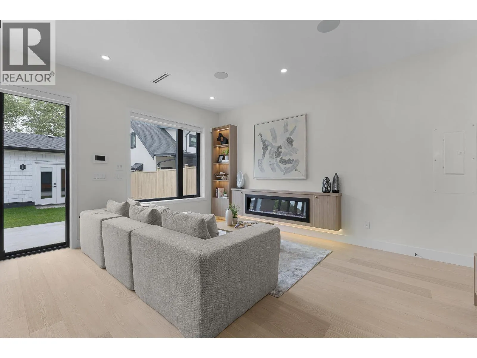 2 182 ONTARIO PLACE