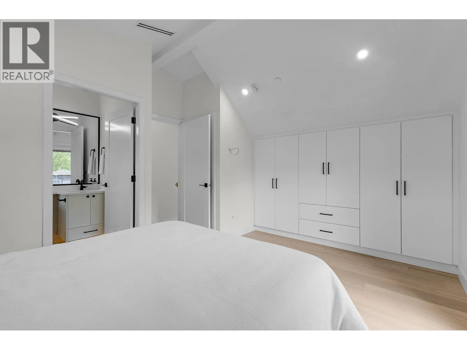 2 182 ONTARIO PLACE