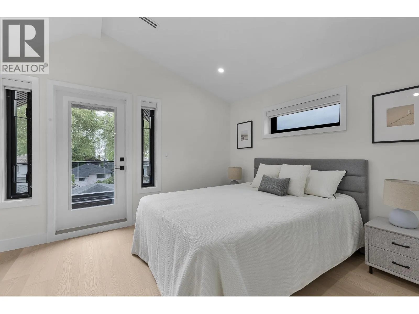 2 182 ONTARIO PLACE