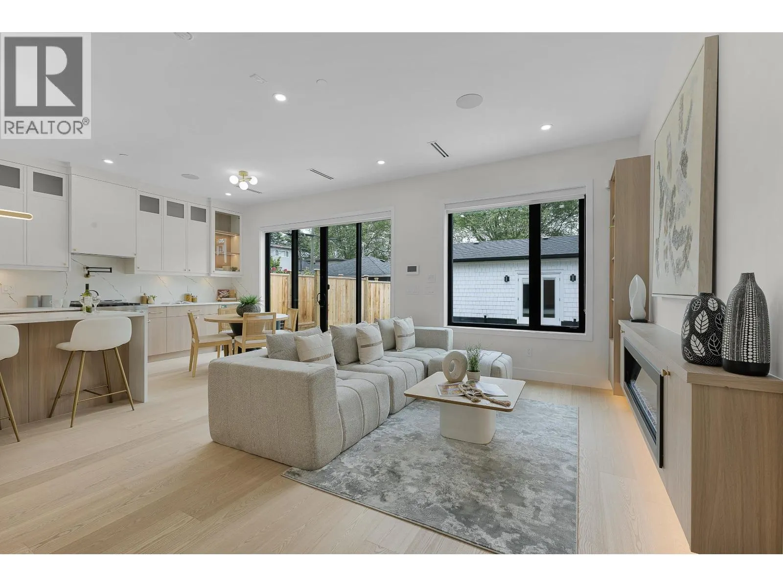 2 182 ONTARIO PLACE