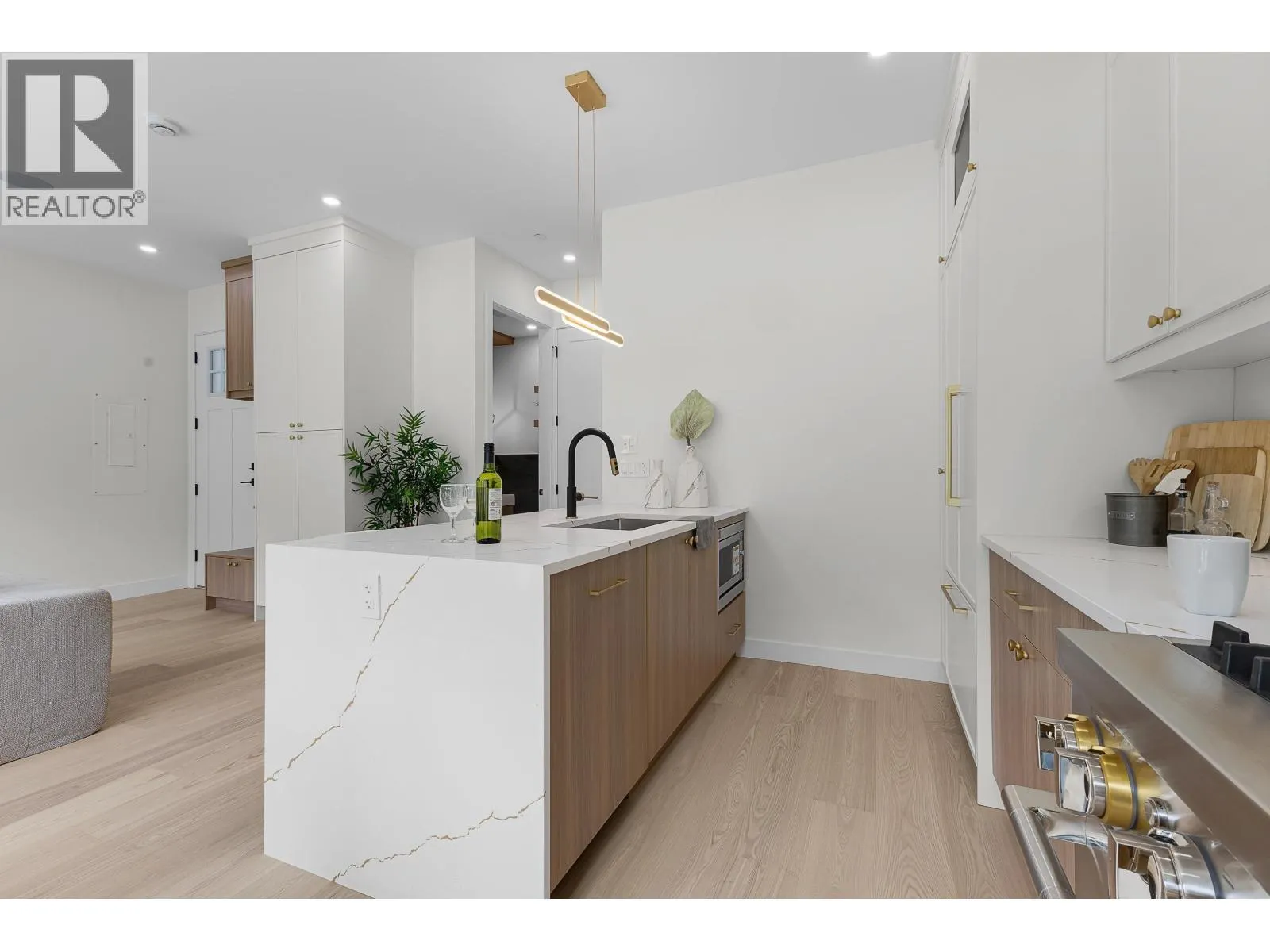 2 182 ONTARIO PLACE