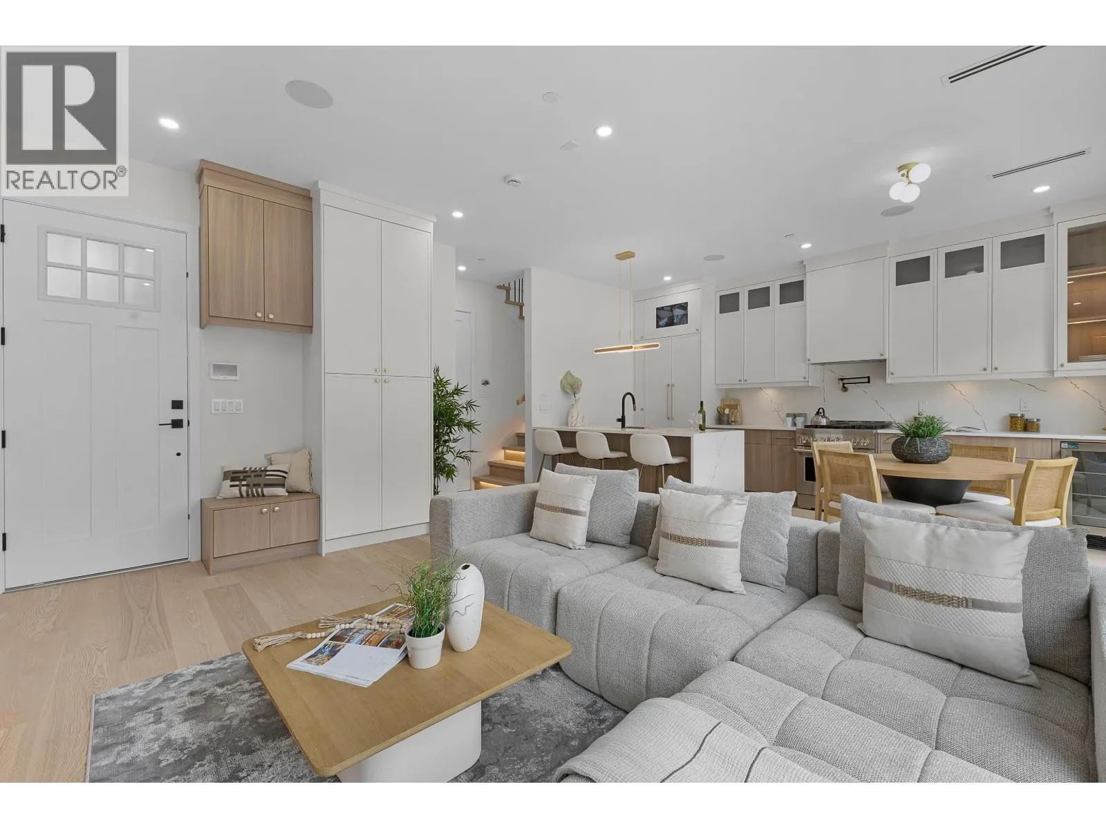 2 182 ONTARIO PLACE