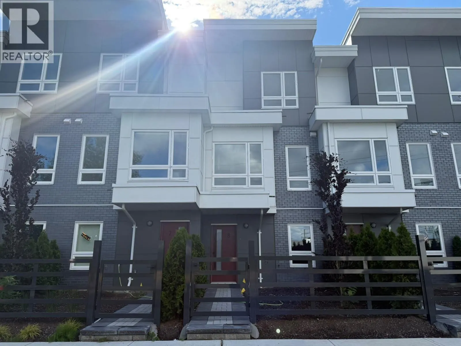 8 3033 SHELL ROAD