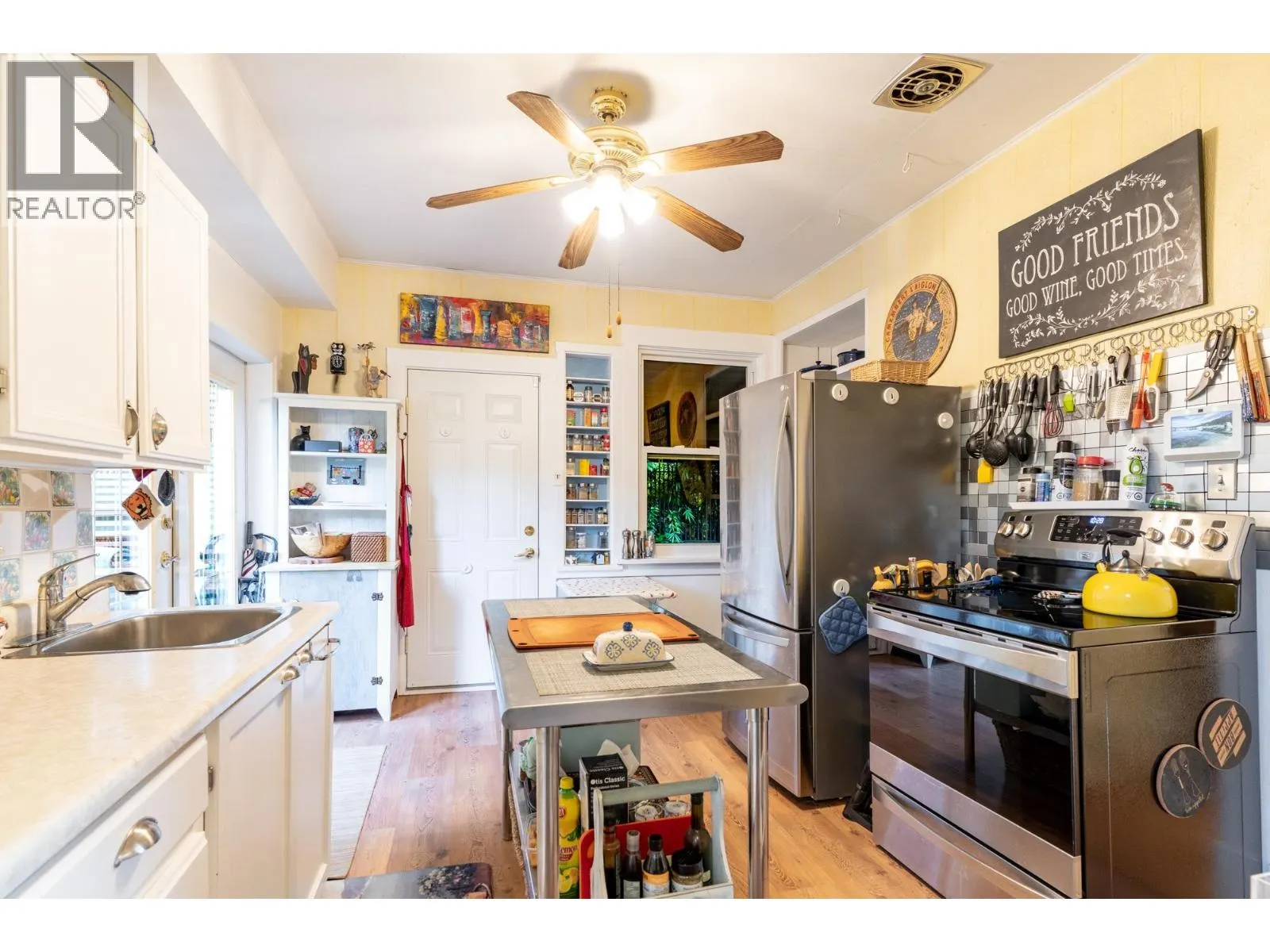 114 W KINGS ROAD