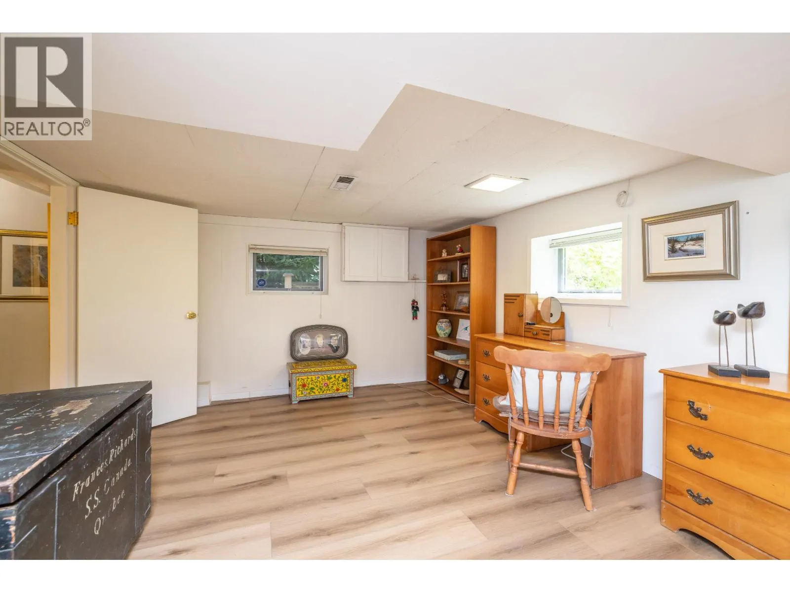 114 W KINGS ROAD