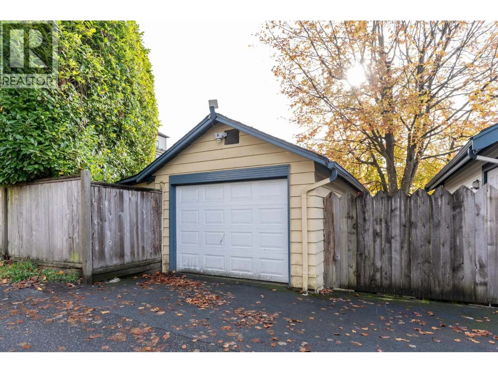 114 W KINGS ROAD