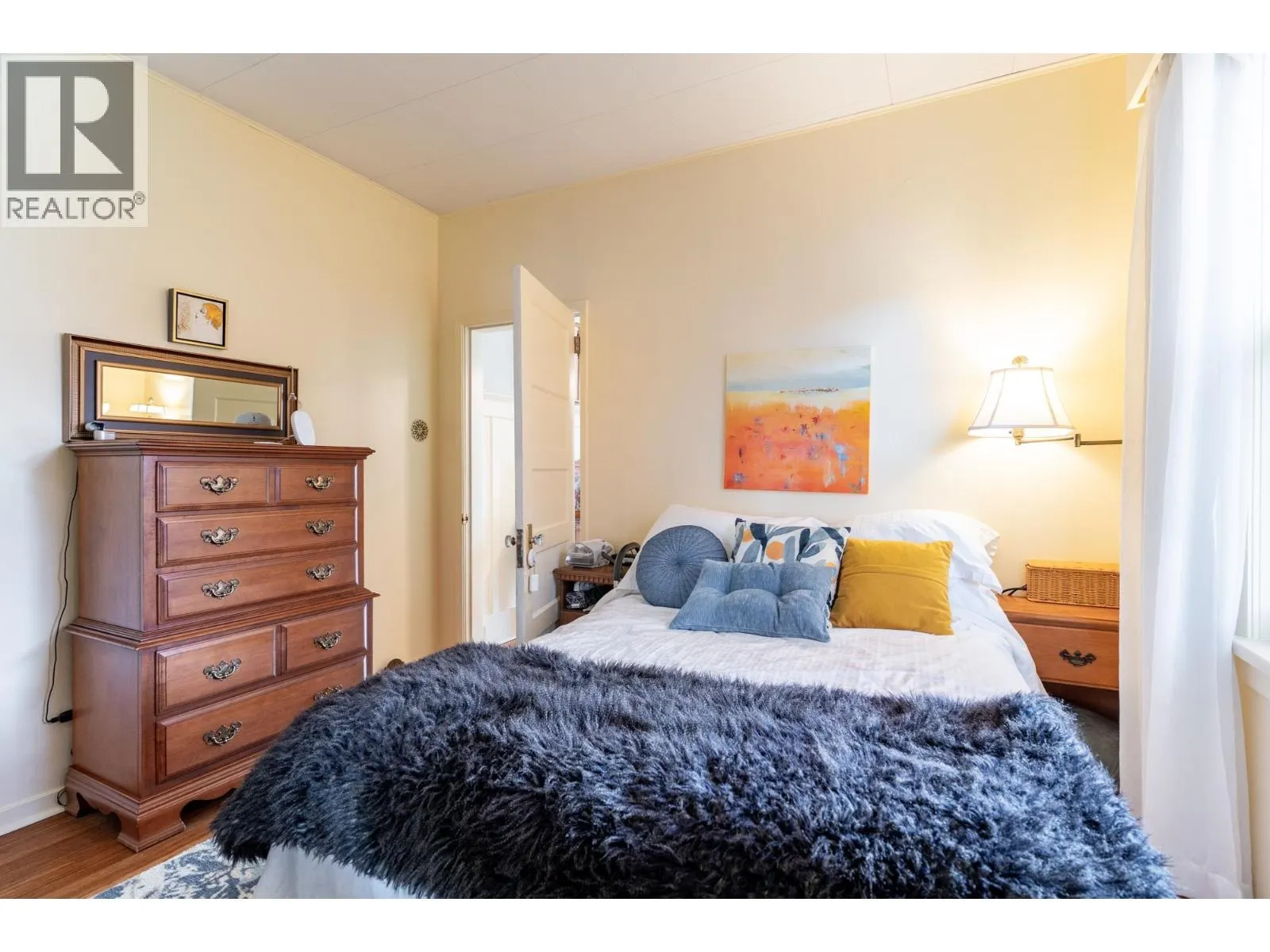 114 W KINGS ROAD