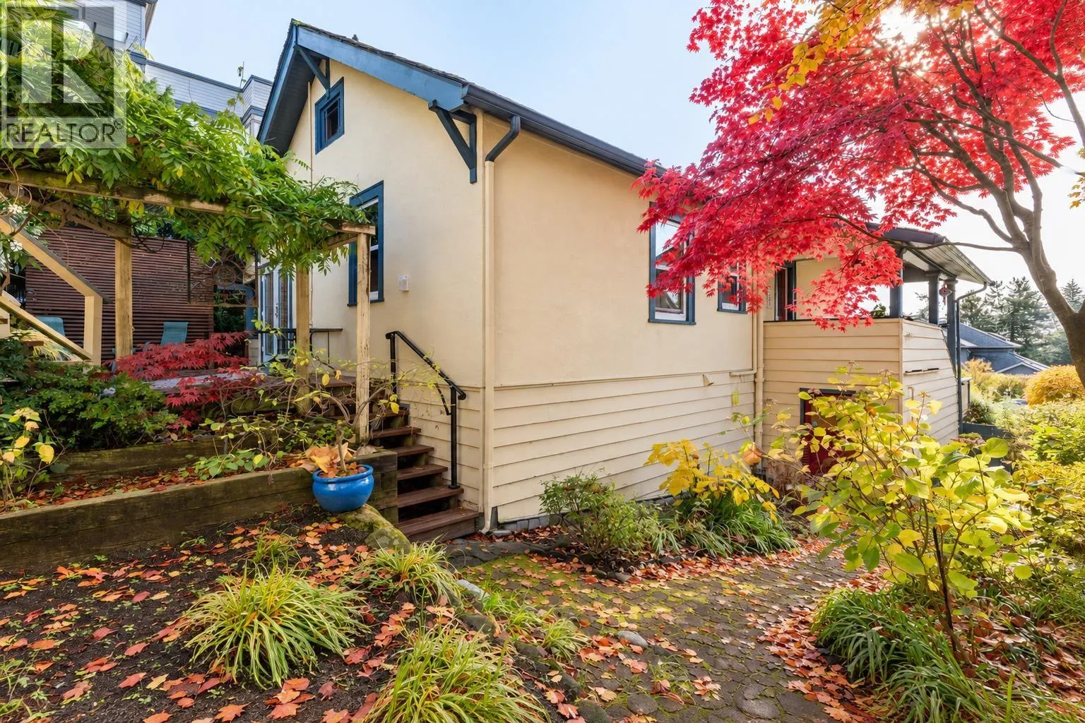 114 W KINGS ROAD