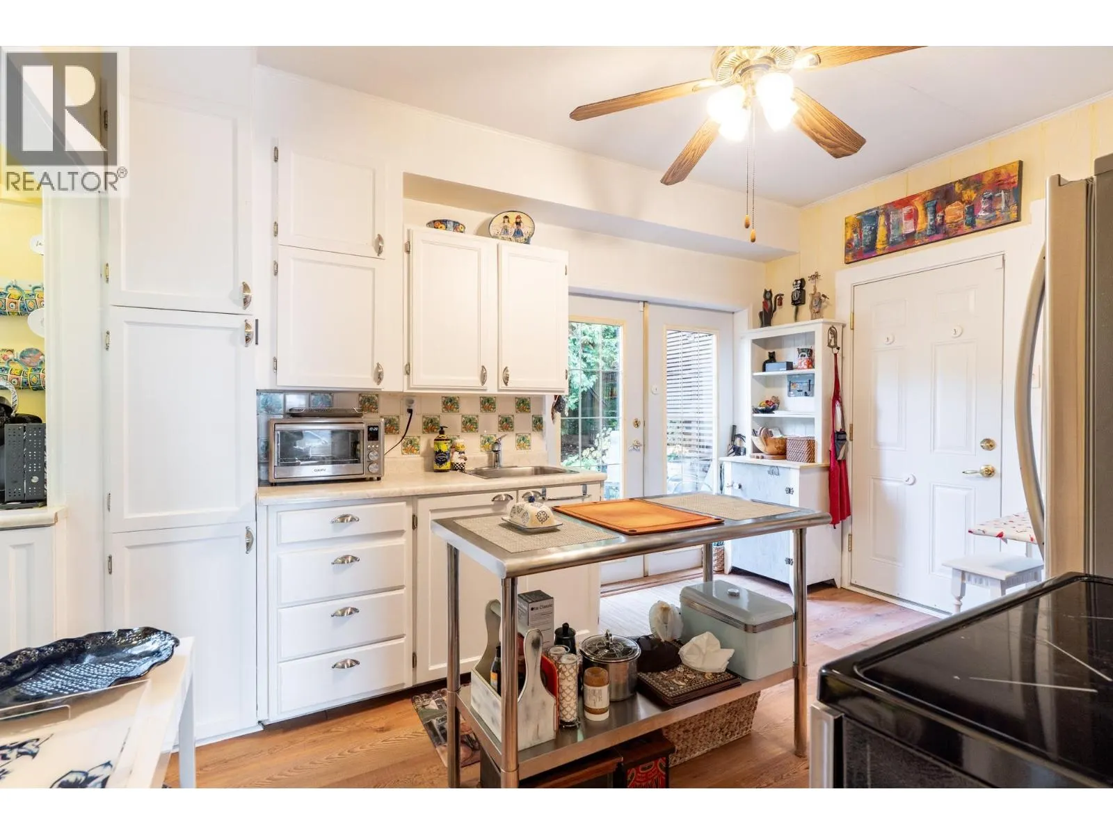 114 W KINGS ROAD