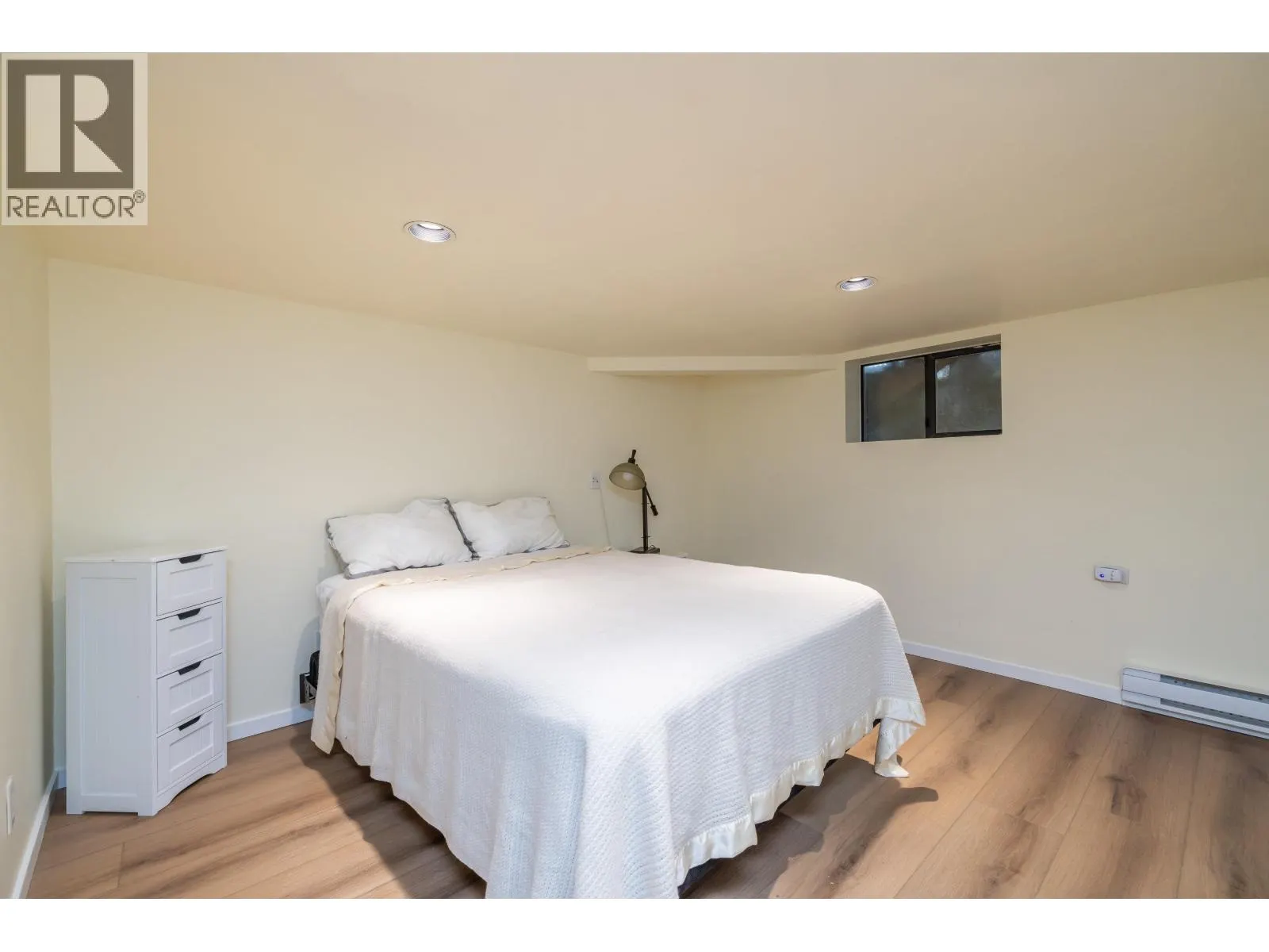 114 W KINGS ROAD