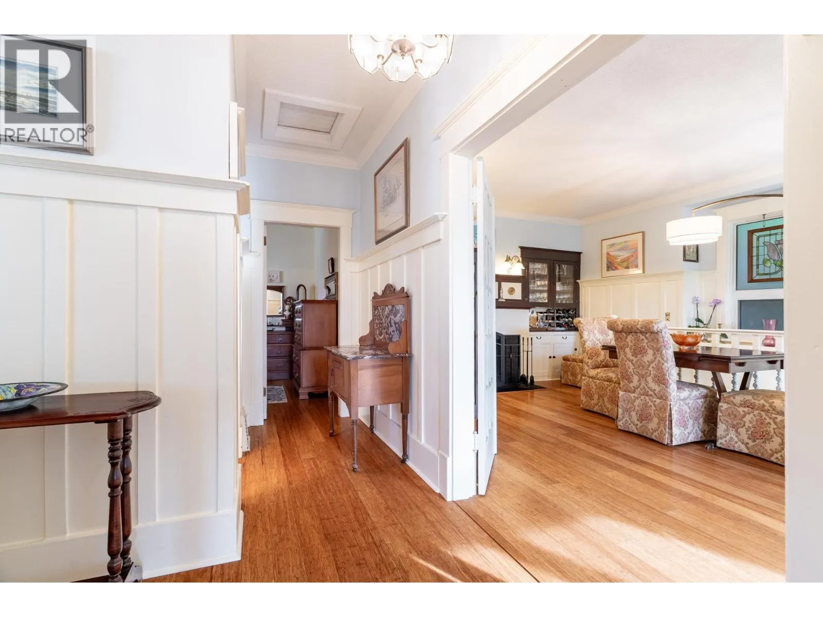 114 W KINGS ROAD