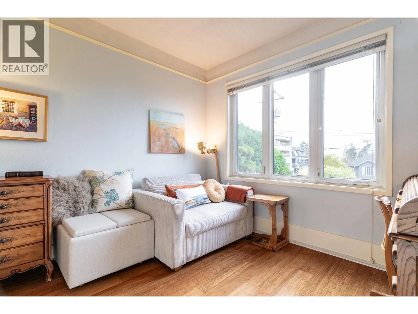 114 W KINGS ROAD