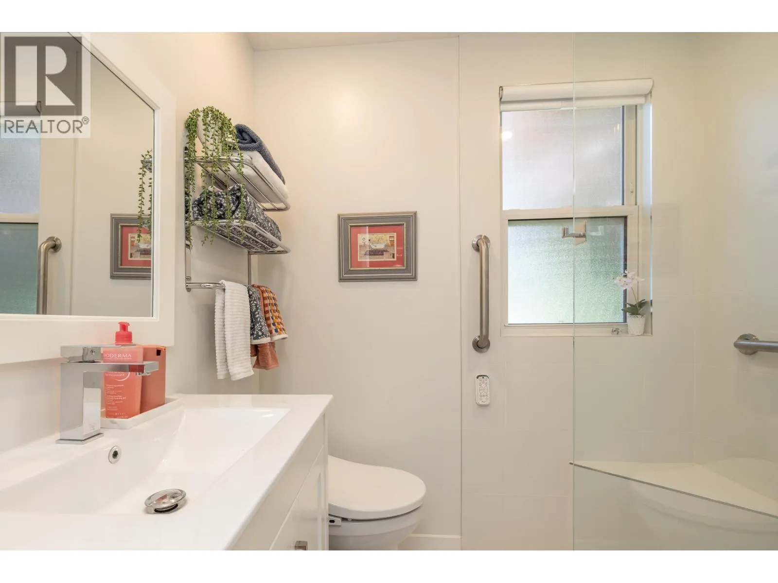 114 W KINGS ROAD