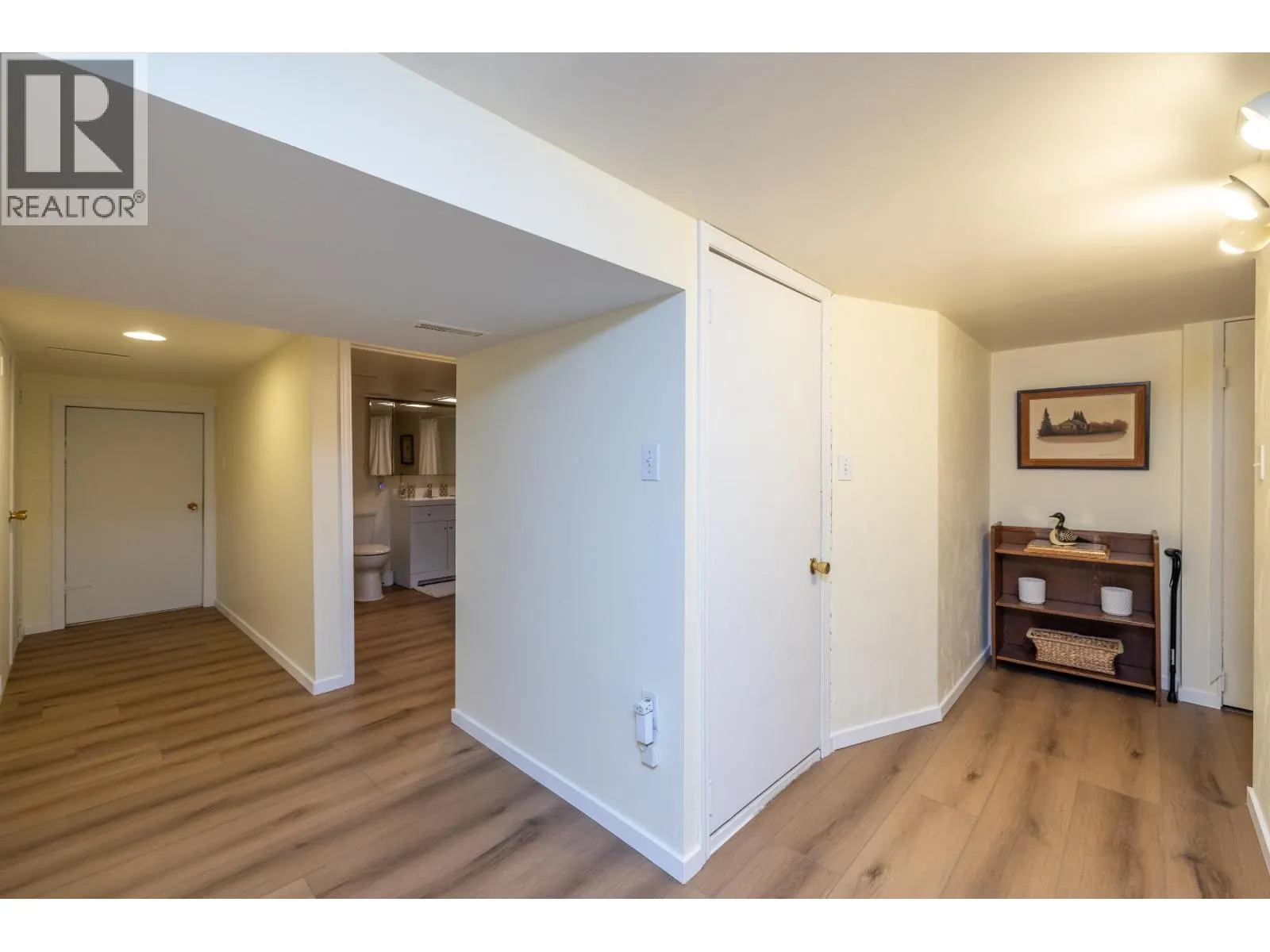 114 W KINGS ROAD