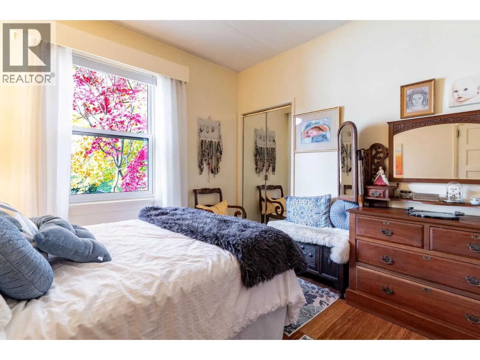 114 W KINGS ROAD
