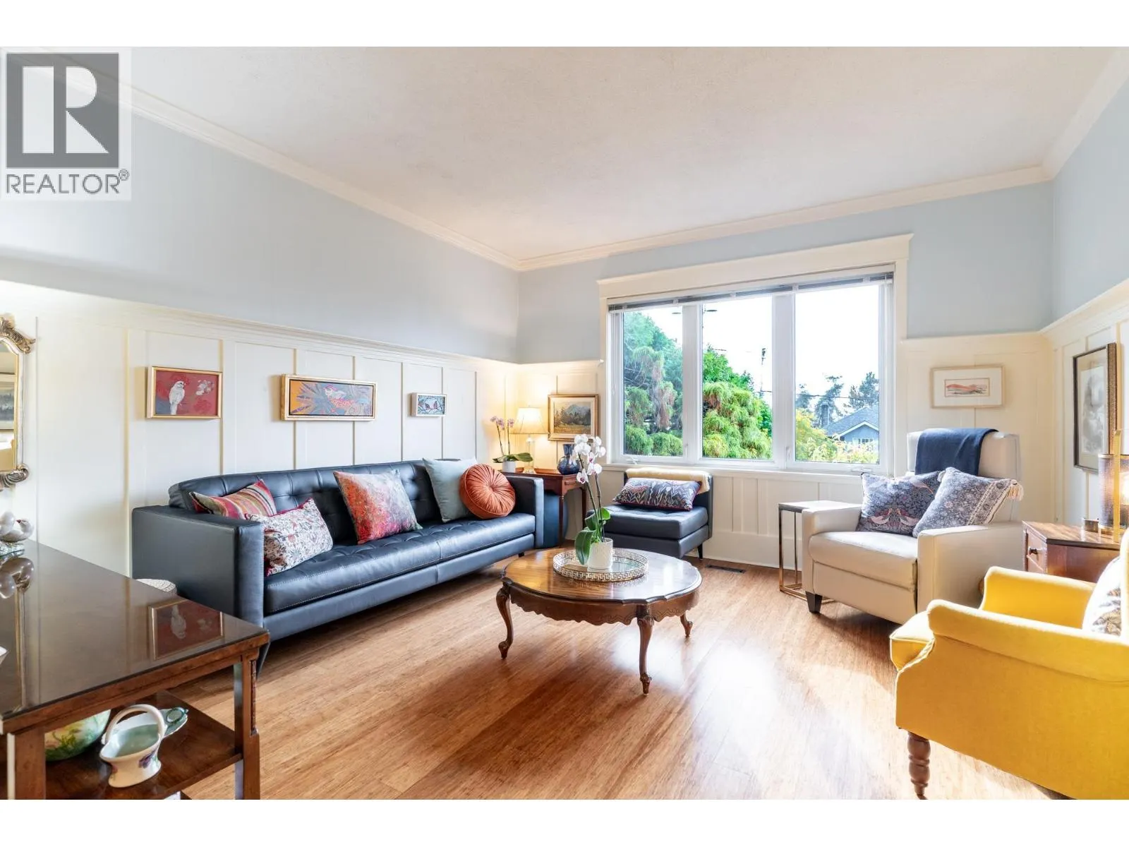 114 W KINGS ROAD