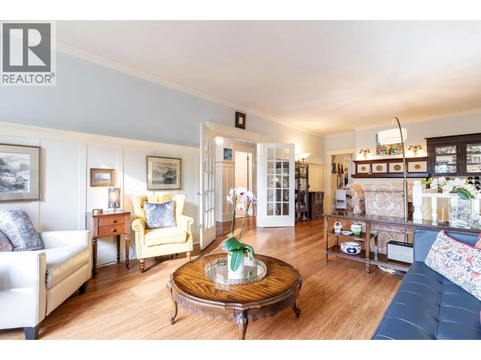 114 W KINGS ROAD
