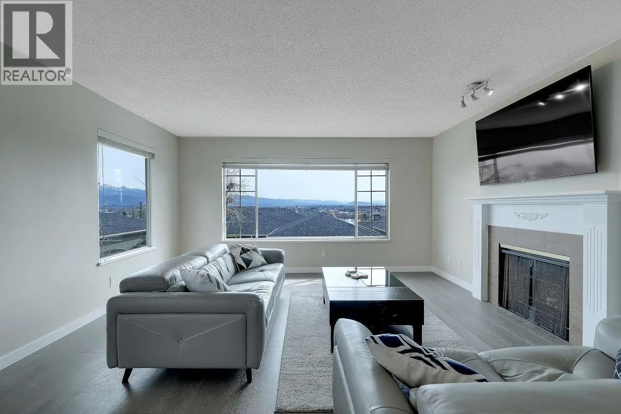 208 1140 CASTLE CRESCENT