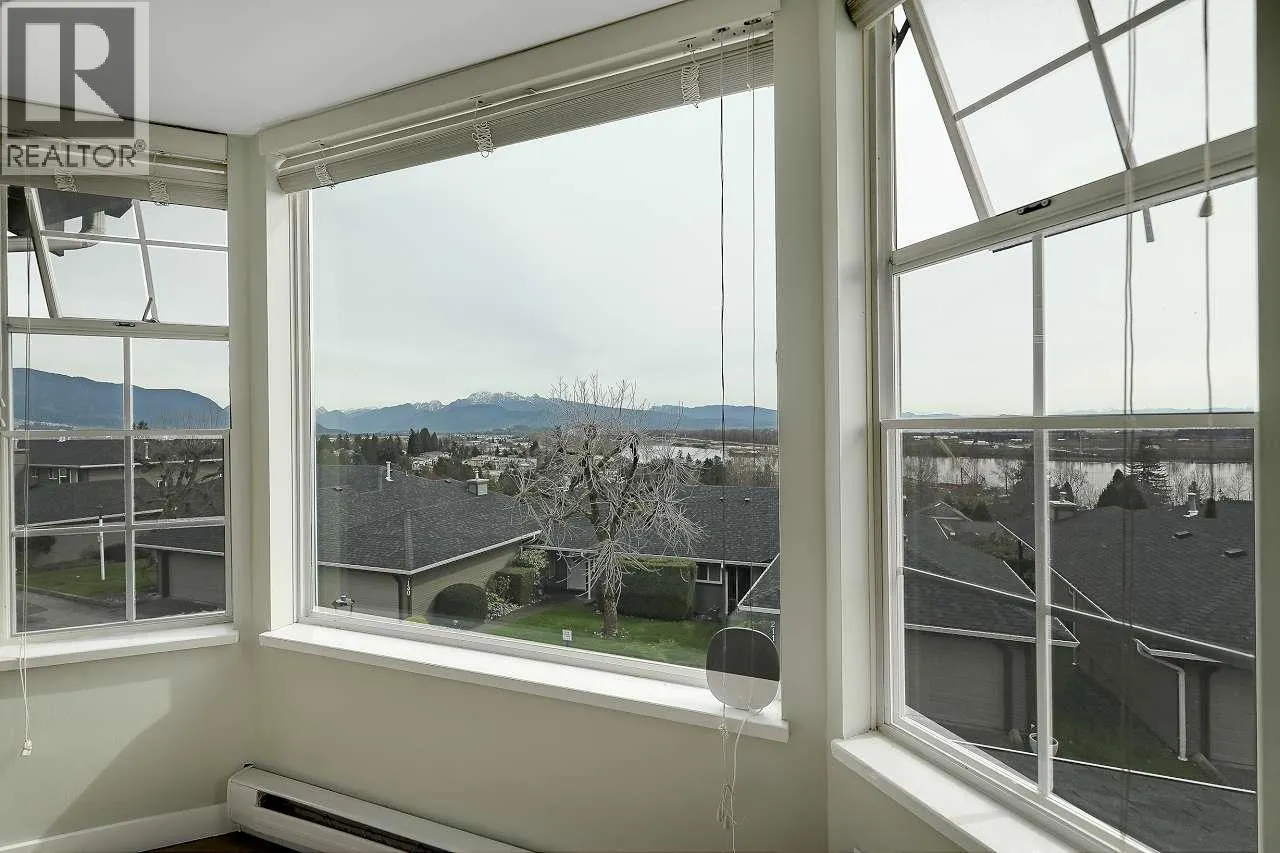 208 1140 CASTLE CRESCENT