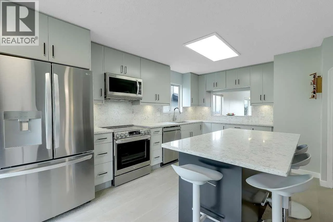 208 1140 CASTLE CRESCENT