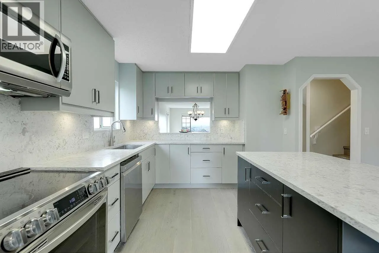 208 1140 CASTLE CRESCENT