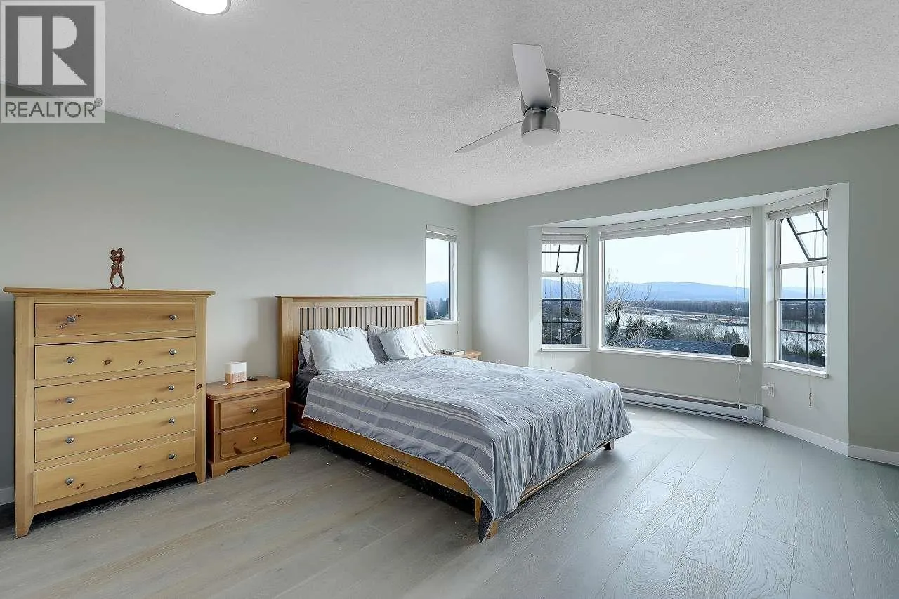 208 1140 CASTLE CRESCENT