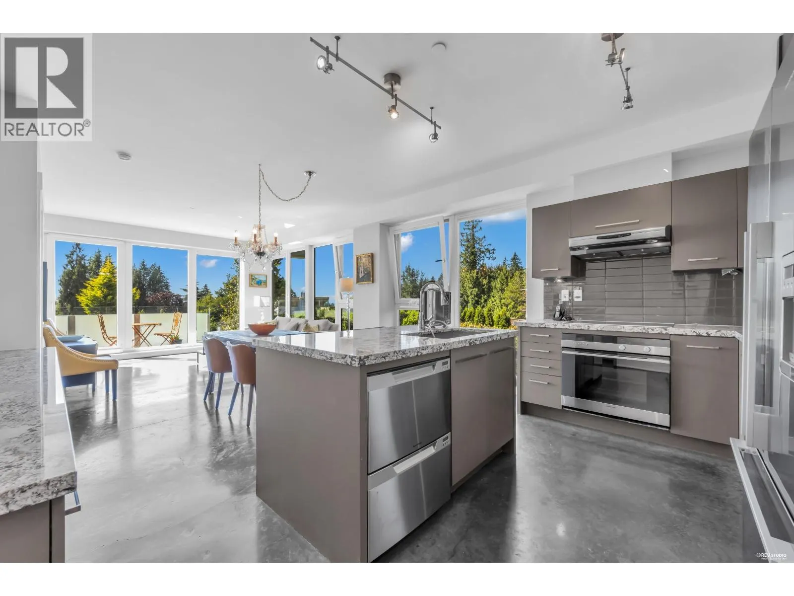 201 650 EVERGREEN PLACE