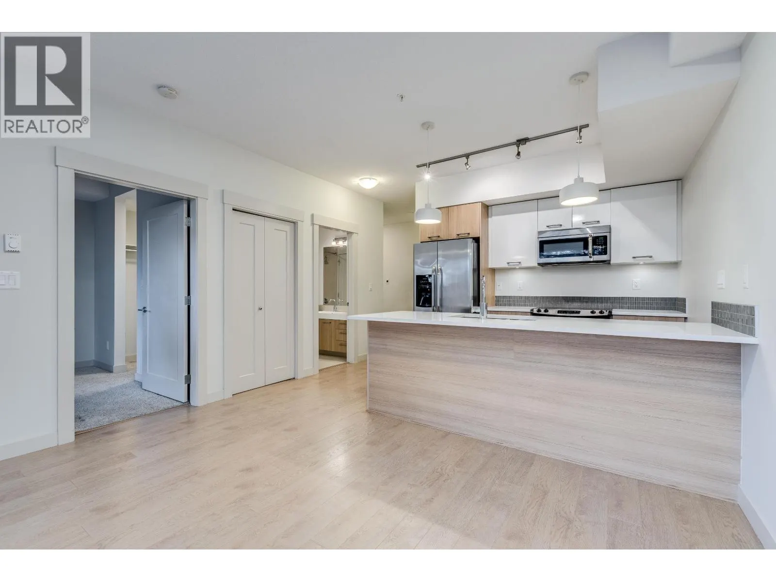 201 2214 KELLY AVENUE