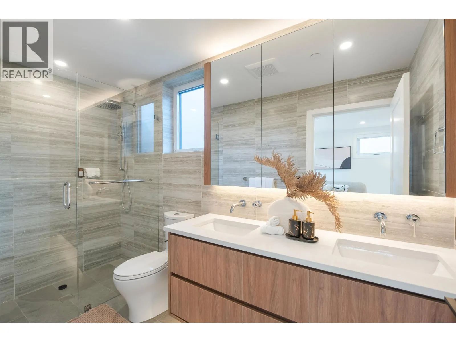 3 950 W 57TH AVENUE