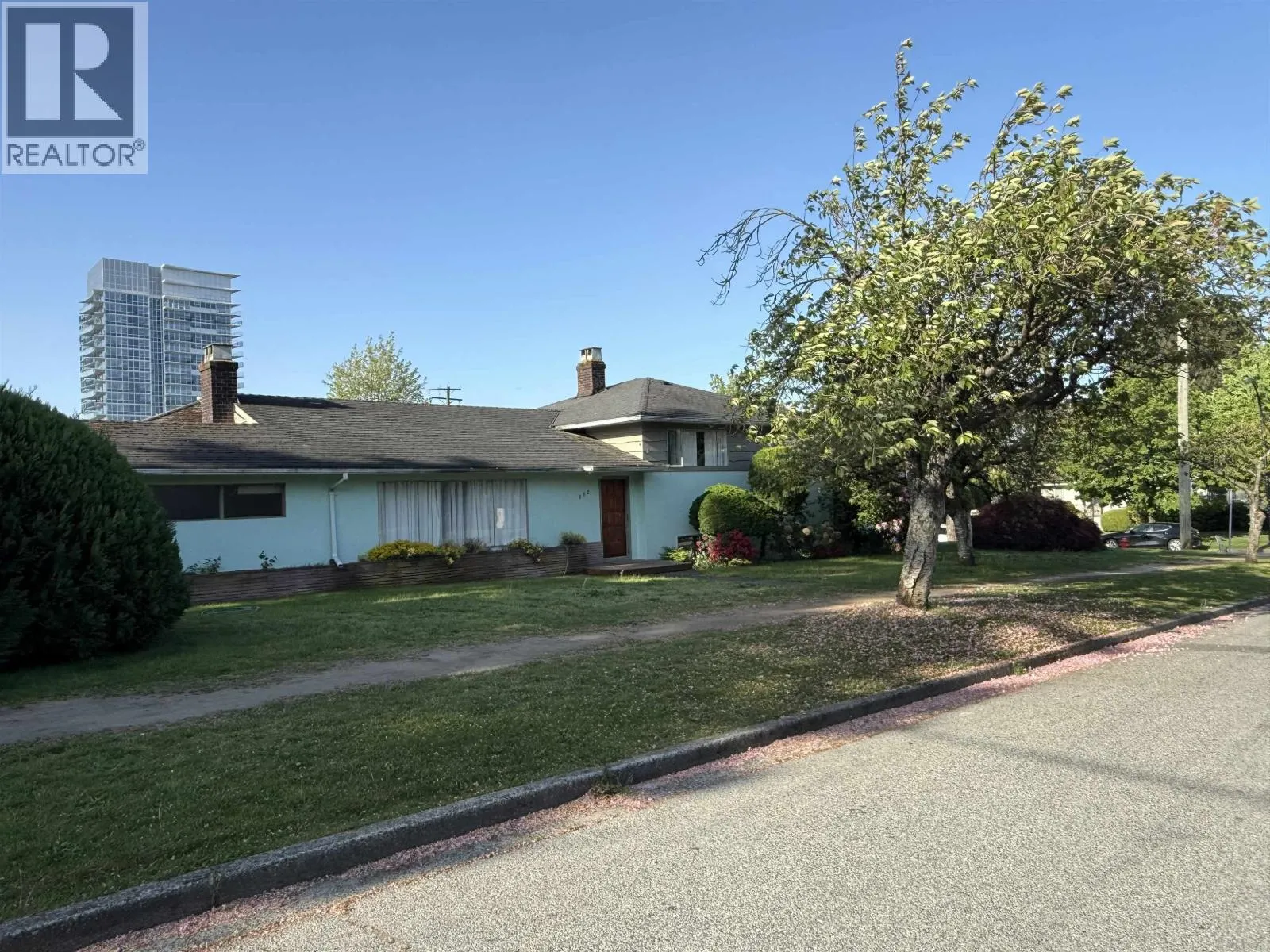 692 W 39TH AVENUE