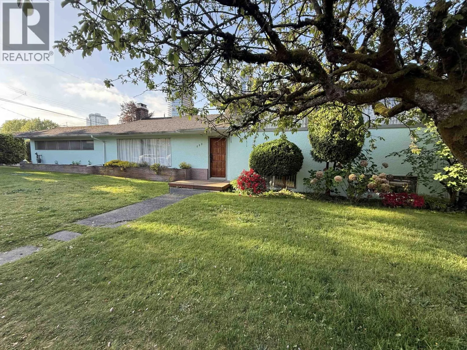 692 W 39TH AVENUE
