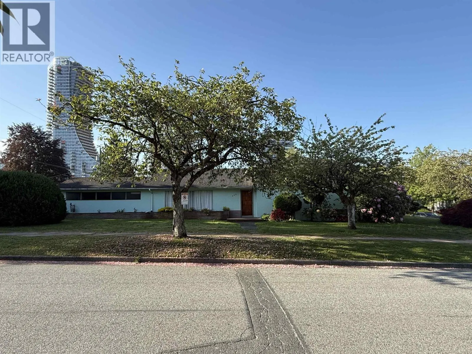 692 W 39TH AVENUE