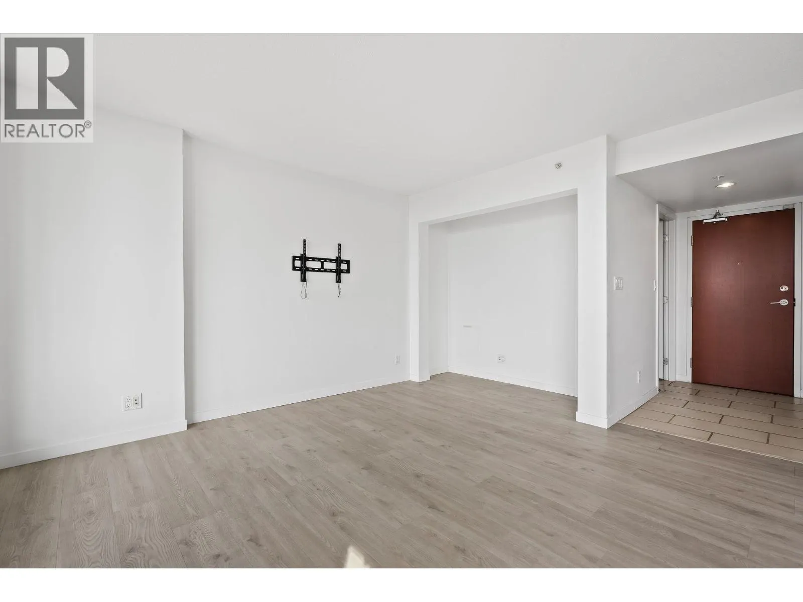 1203 814 ROYAL AVENUE
