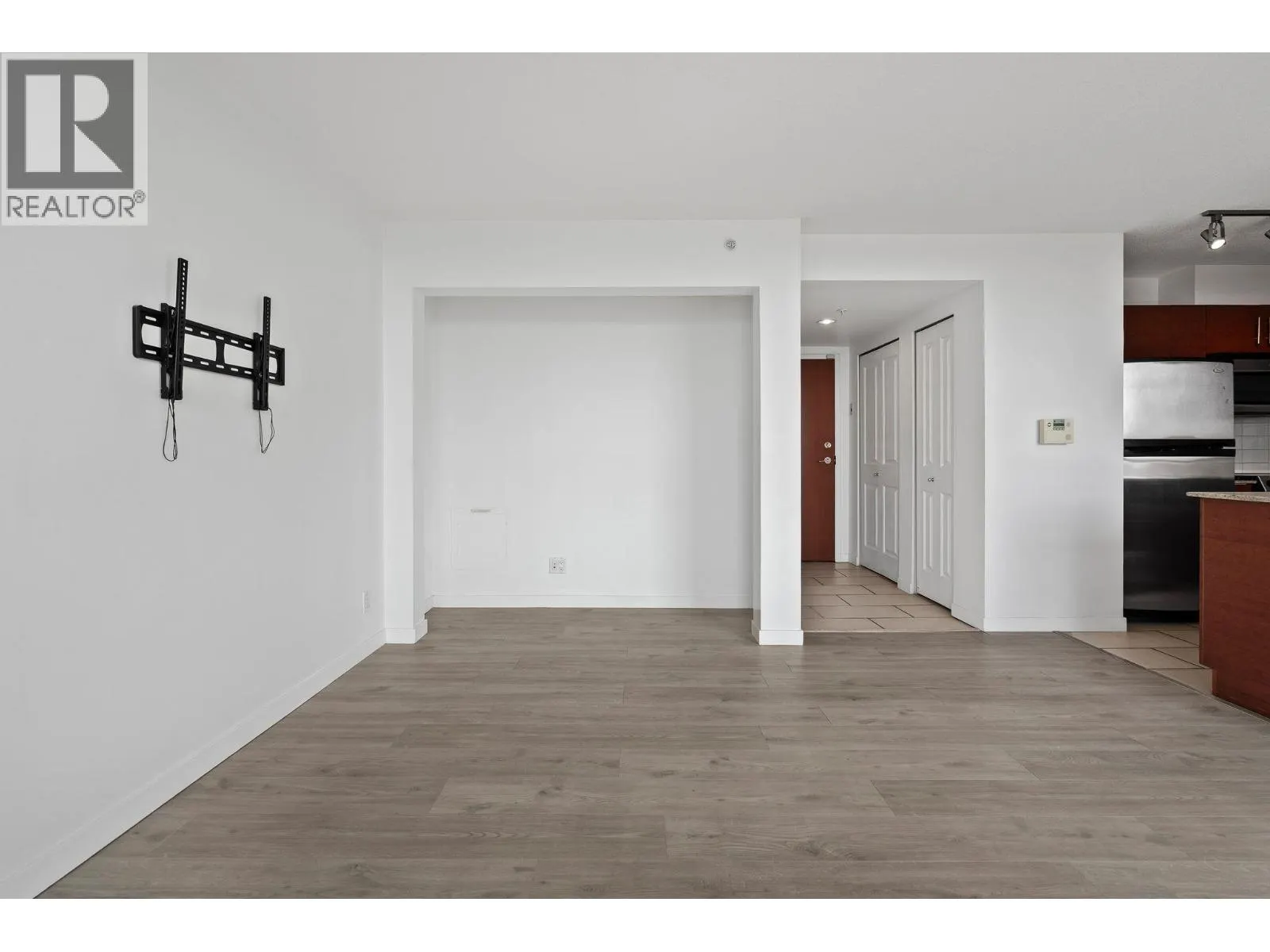 1203 814 ROYAL AVENUE
