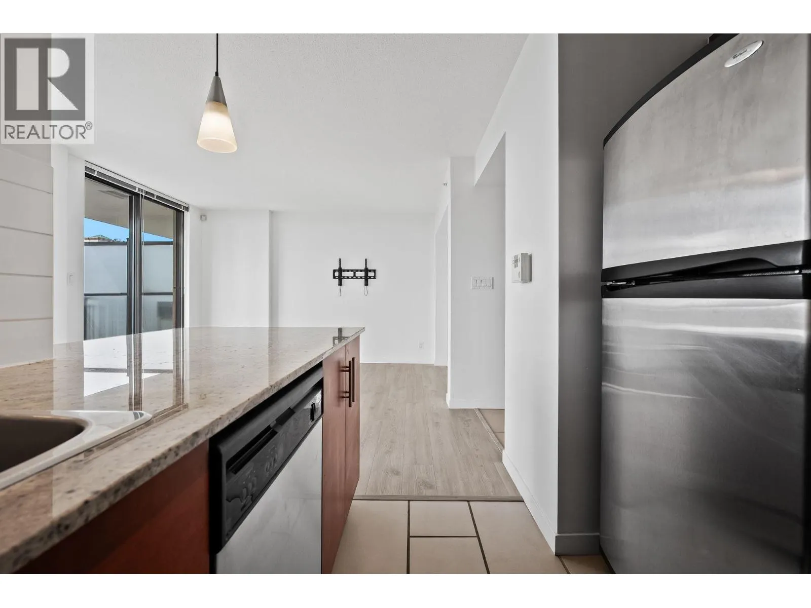 1203 814 ROYAL AVENUE