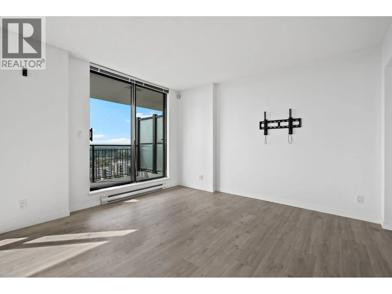 1203 814 ROYAL AVENUE
