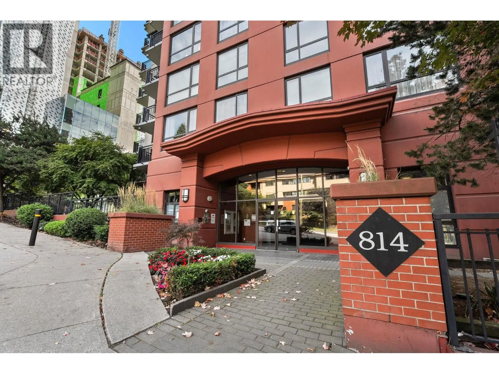 1203 814 ROYAL AVENUE
