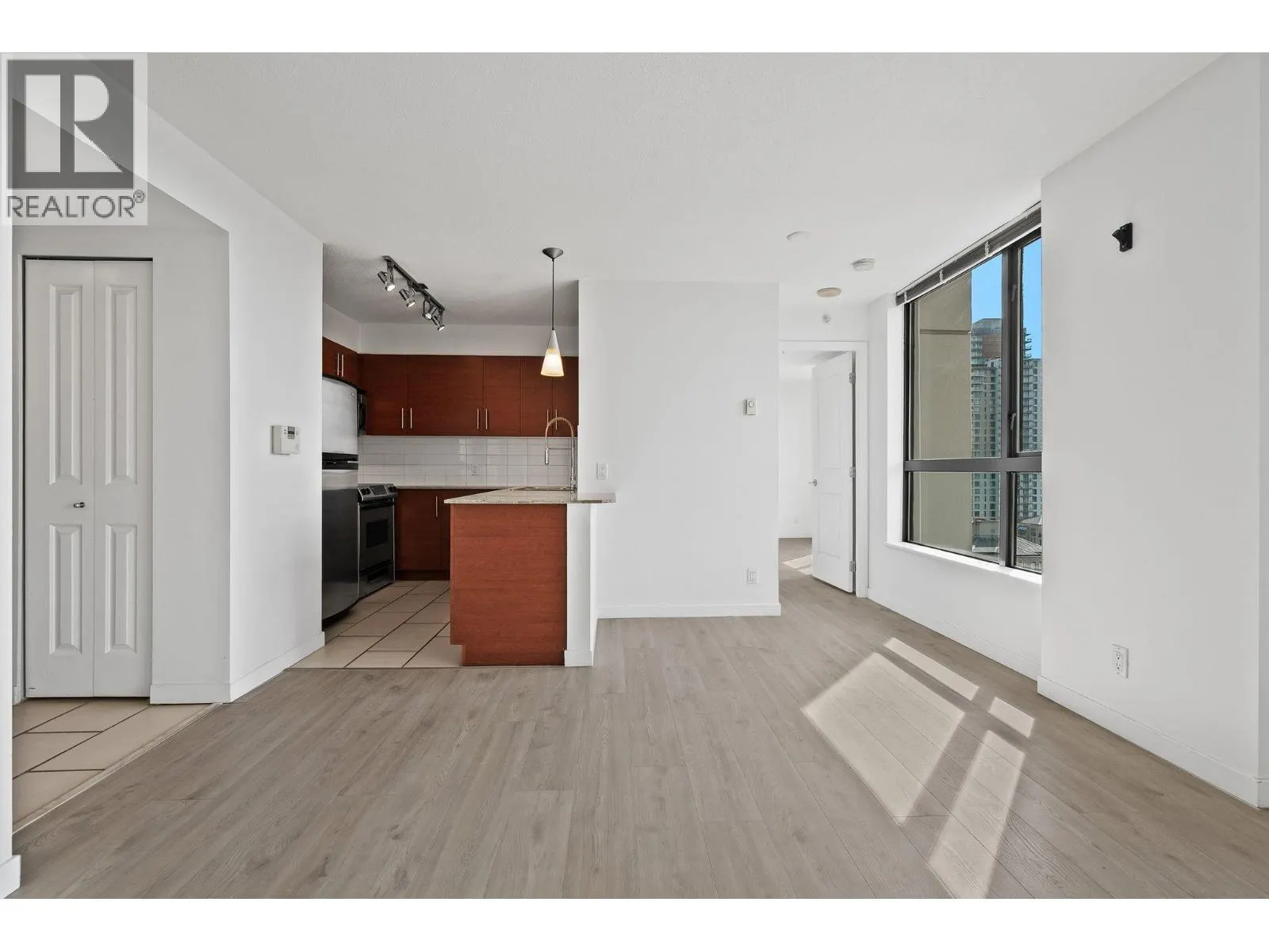 1203 814 ROYAL AVENUE