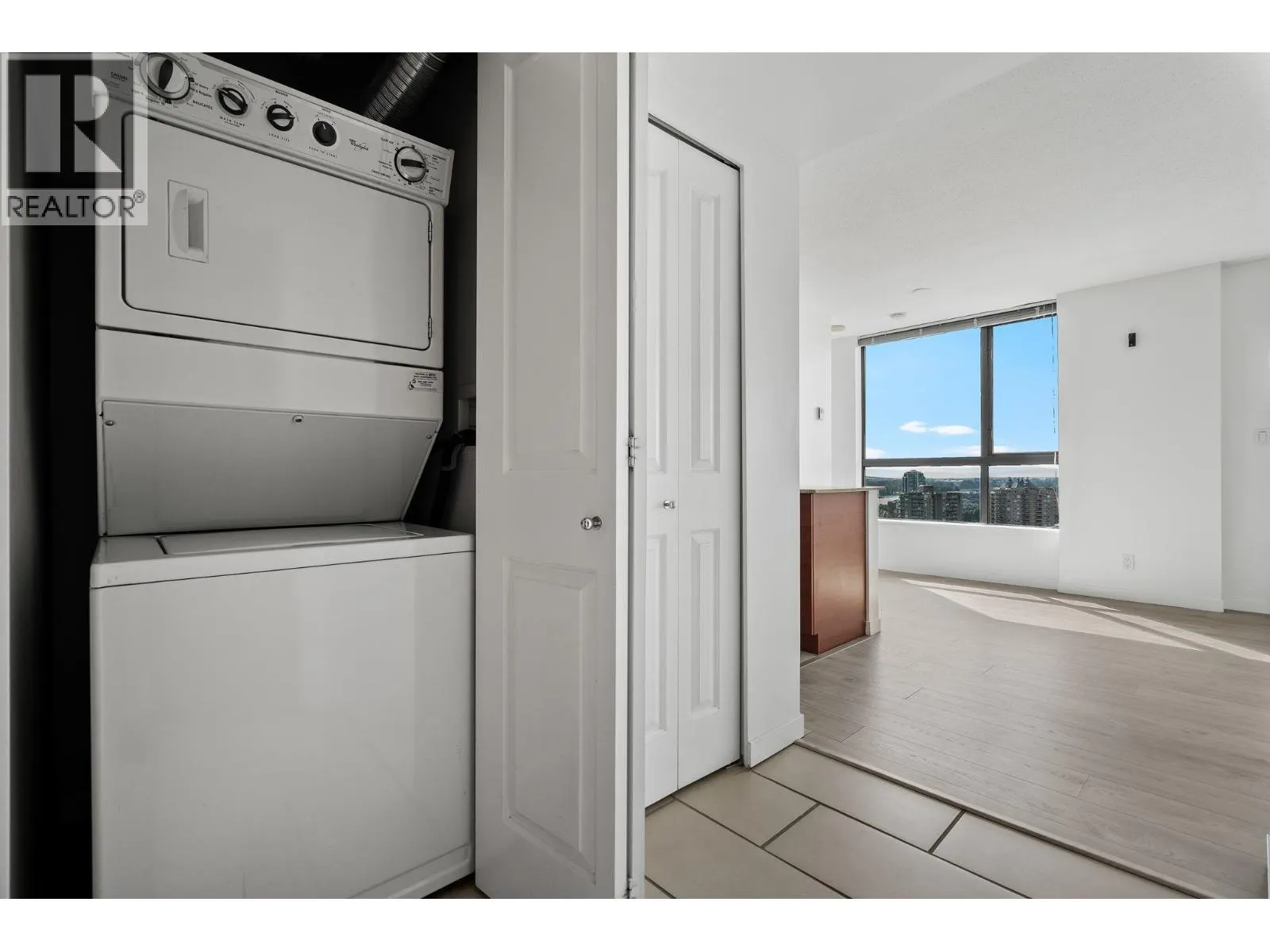 1203 814 ROYAL AVENUE