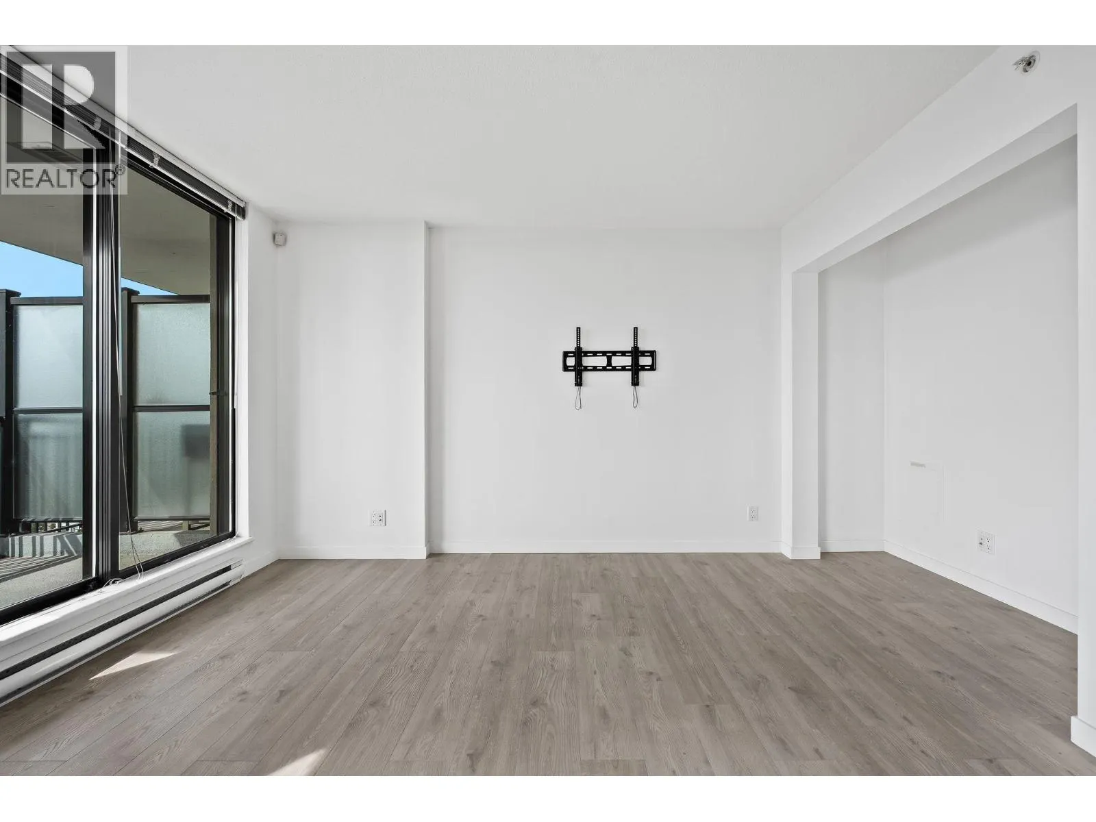 1203 814 ROYAL AVENUE