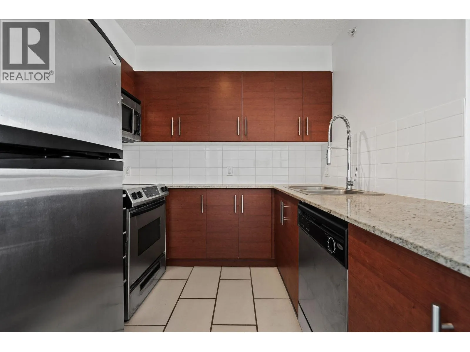 1203 814 ROYAL AVENUE
