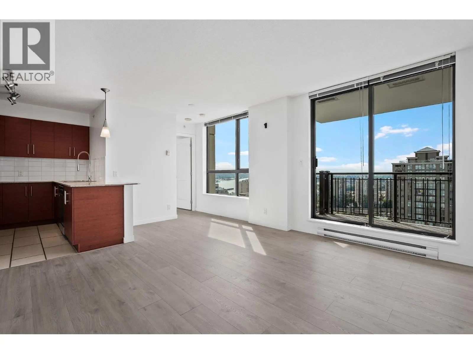 1203 814 ROYAL AVENUE