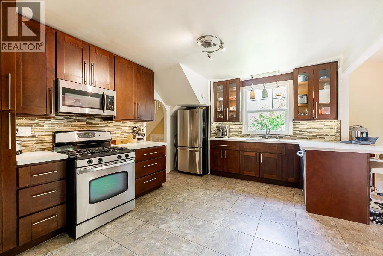 264 W QUEENS ROAD