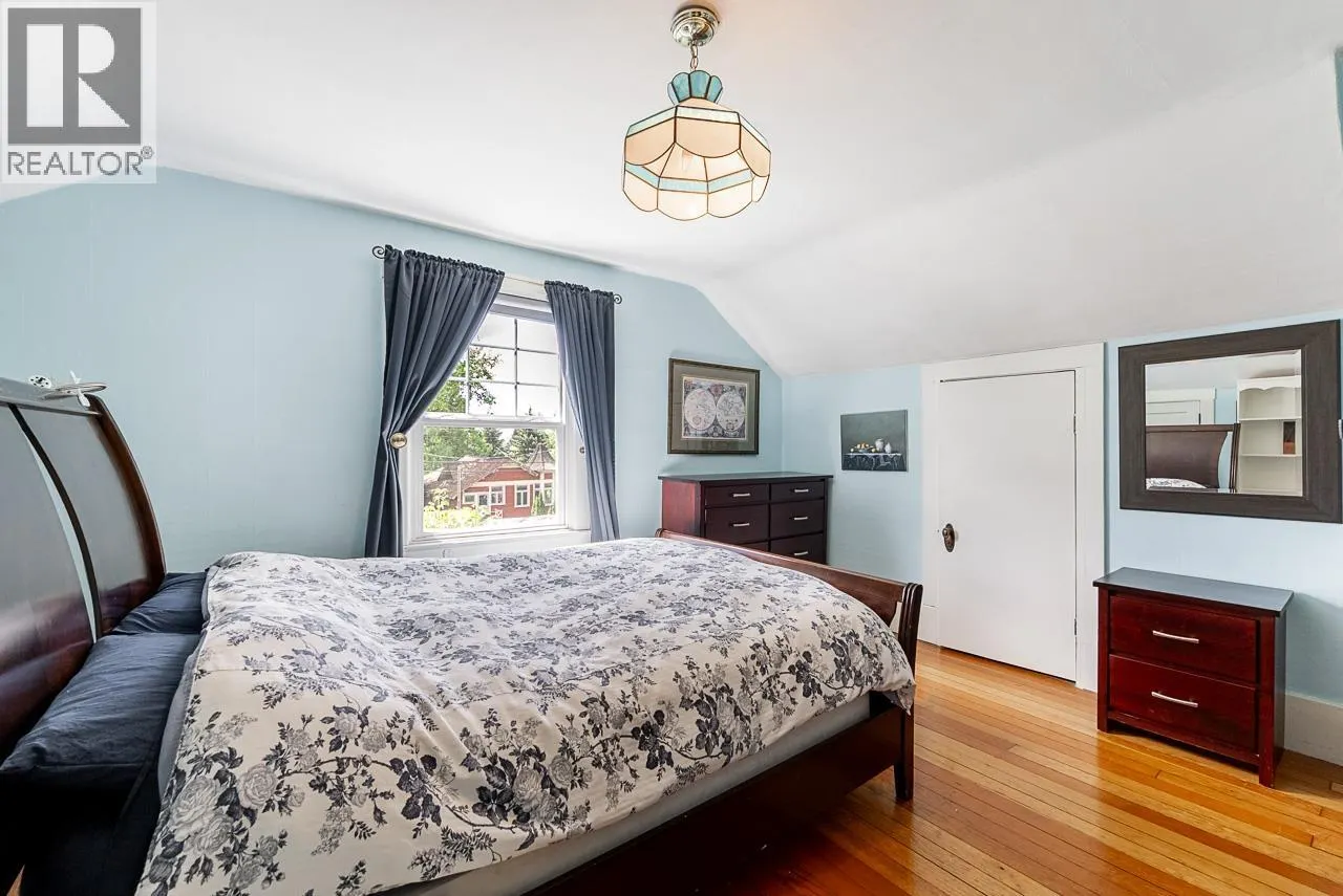 264 W QUEENS ROAD