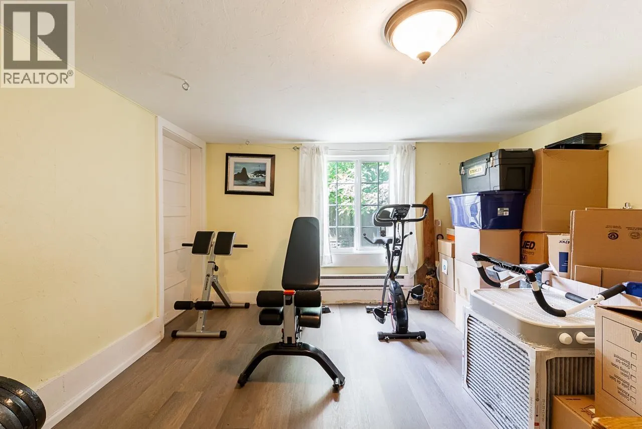 264 W QUEENS ROAD
